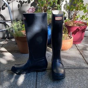 Hunter tall rain boots in black